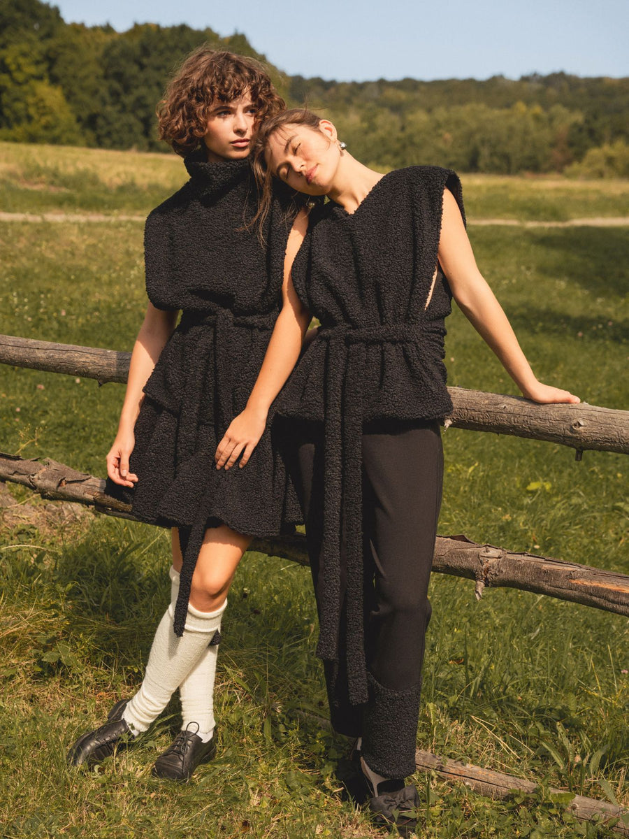 Жилет з високим коміром чорний