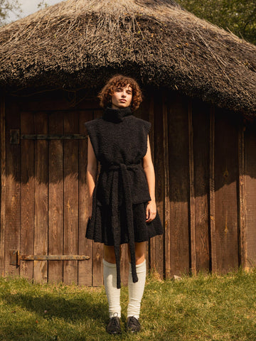 Жилет з високим коміром чорний