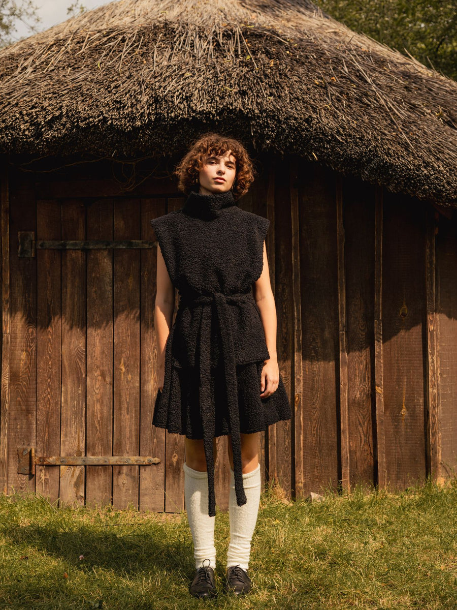 Жилет з високим коміром чорний