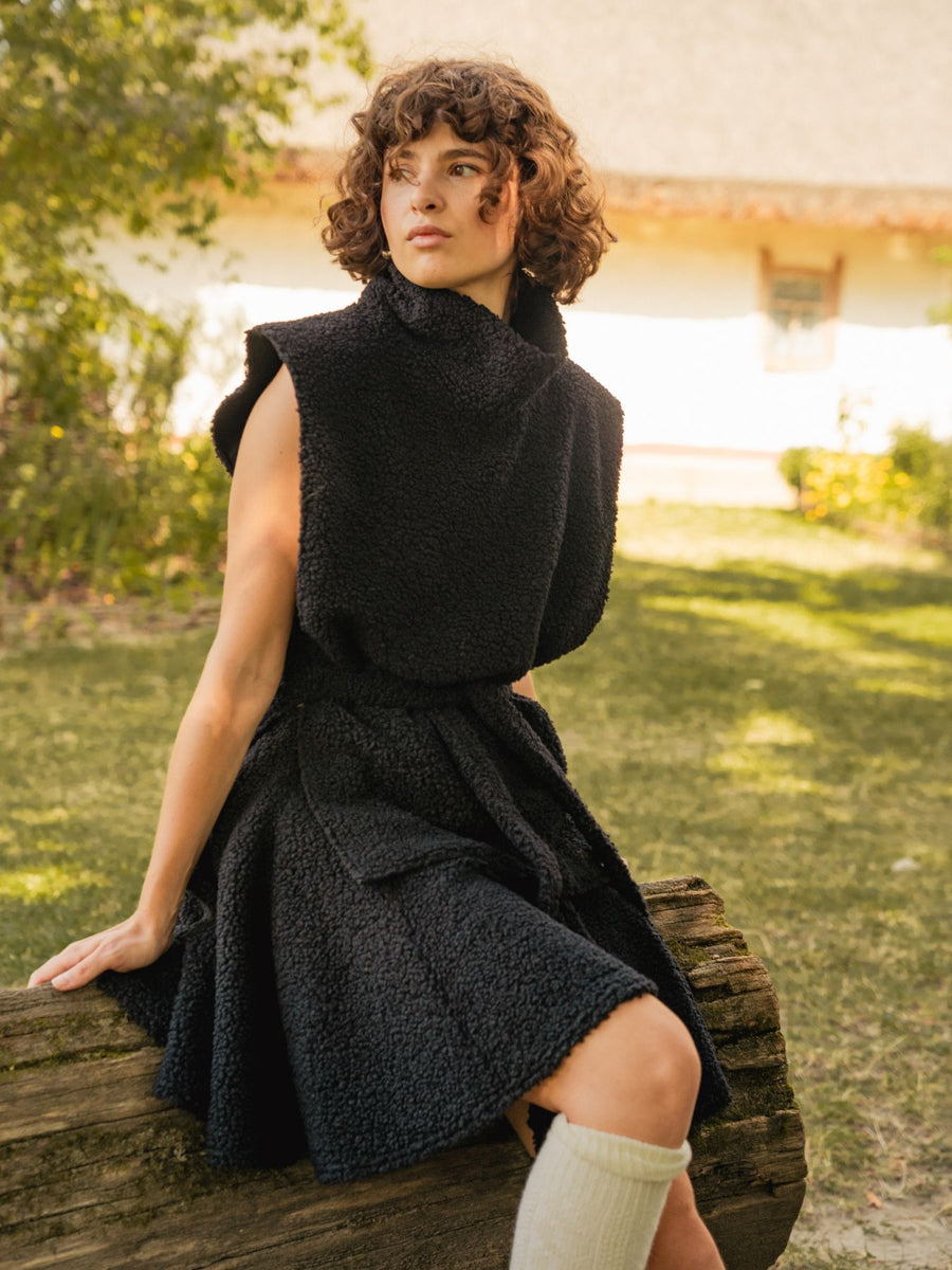 Жилет з високим коміром чорний