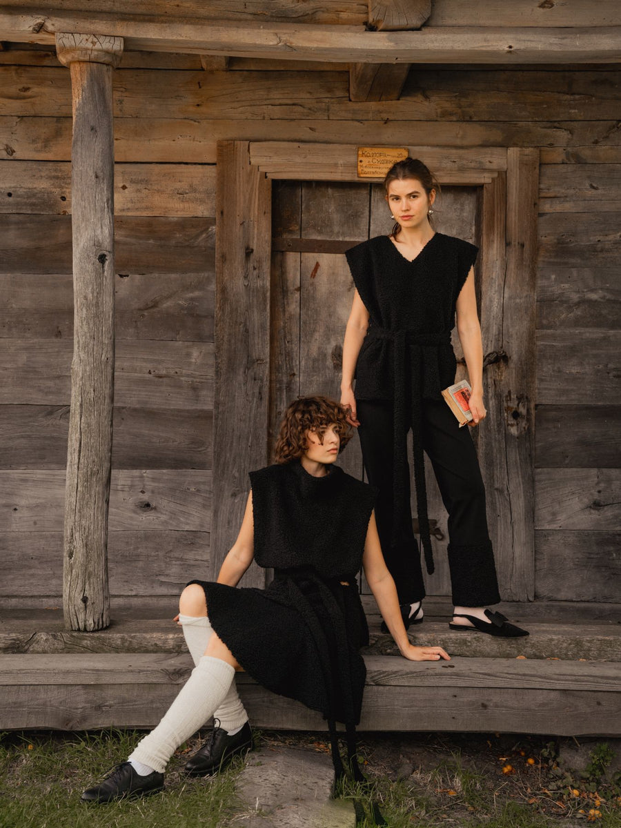 Жилет з високим коміром чорний